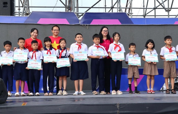 Lãnh đạo Sở Văn hóa, Thể thao và Du lịch Đồng Nai cùng Ủy ban nhân dân thành phố Biên Hòa trao học bổng cho các em học sinh có hoàn cảnh khó khăn.