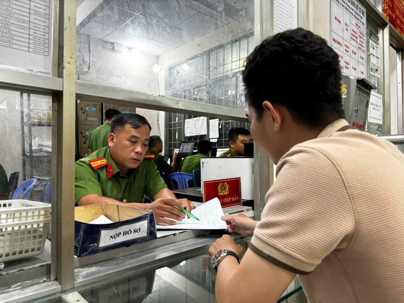 Thiếu tá Lê Quốc Bảo, Công an chính quy tăng cường về công tác tại xã Vĩnh Lộc A, huyện Bình Chánh, Thành phố Hồ Chí Minh hướng dẫn người dân thực hiện thủ tục hành chính.