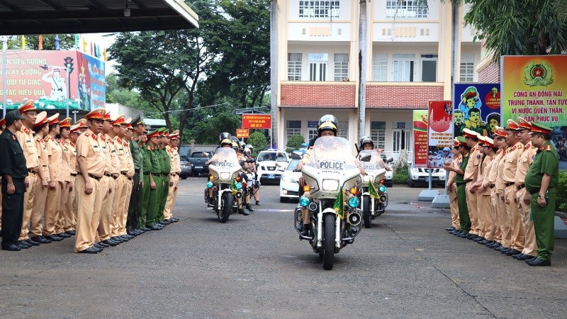 Lực lượng Công an tỉnh Đồng Nai ra quân thực hiện cao điểm bảo đảm trật tự an toàn giao thông dịp cuối năm. (Ảnh THIÊN VƯƠNG)