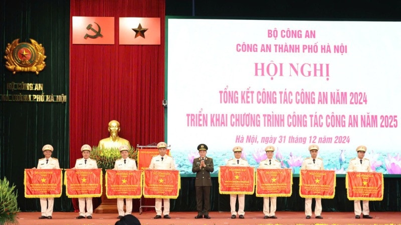 Bộ trưởng Công an Lương Tam Quang trao Cờ Thi đua của Bộ Công an tặng các đơn vị dẫn đầu phong trào thi đua