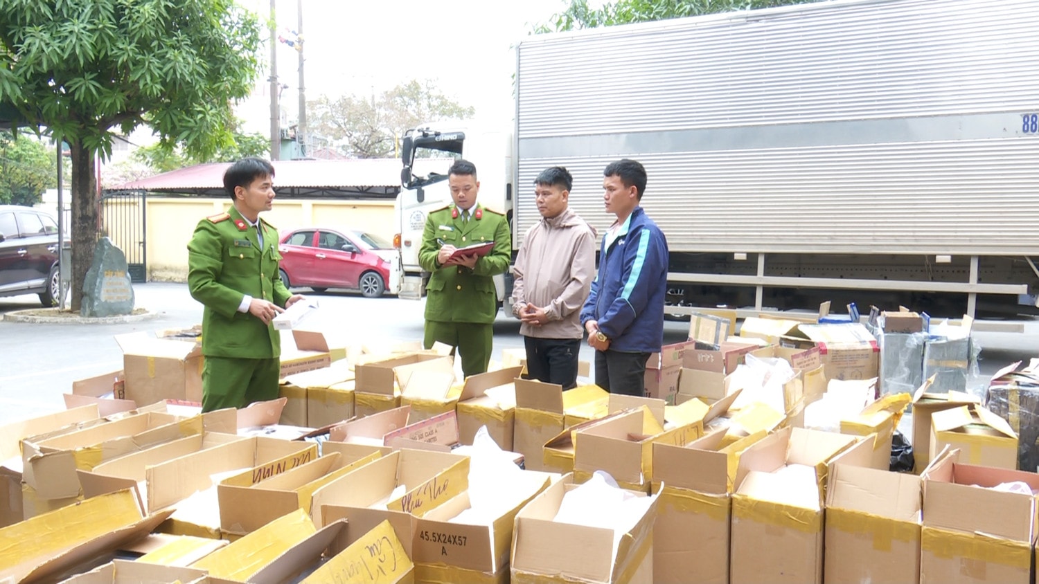 Cơ quan cảnh sát điều tra công an tỉnh bắt giữ lượng lớn hàng nhập không rõ nguồn gốc dịp cuối năm.