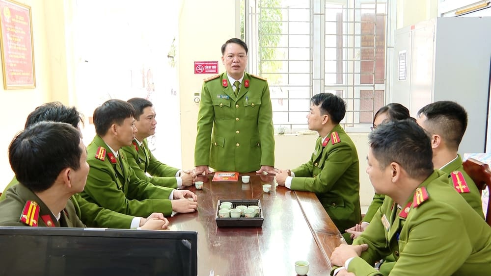 Đại tá Tống Như Sơn, Phó Giám đốc Công an tỉnh, Thủ trưởng cơ quan Cảnh sát điều tra Công an tỉnh Ninh Bình trao đổi cùng các lãnh đạo các phòng chuyên môn.