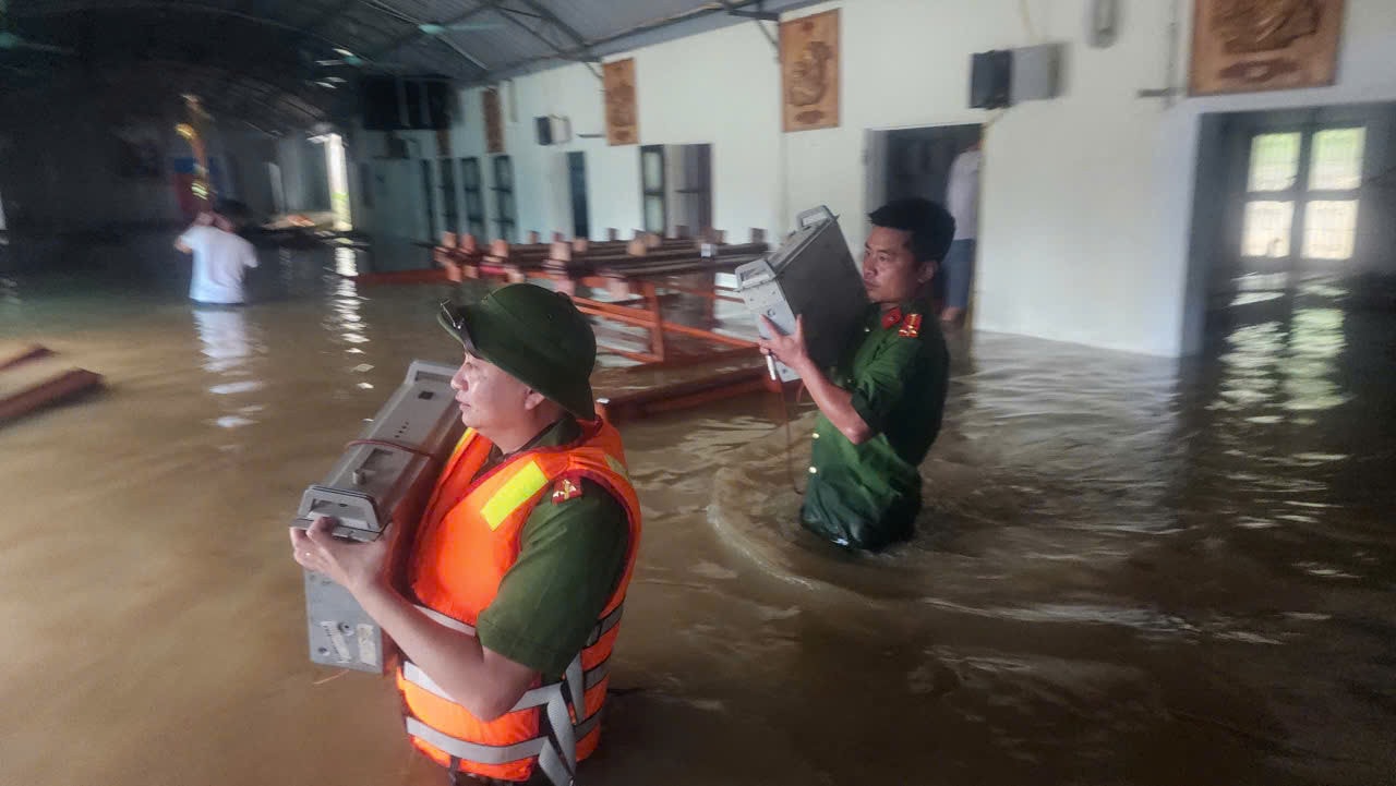 Công an huyện Gia Viễn giúp đỡ người dân bị ảnh hưởng bởi bão lụt trên địa bàn.