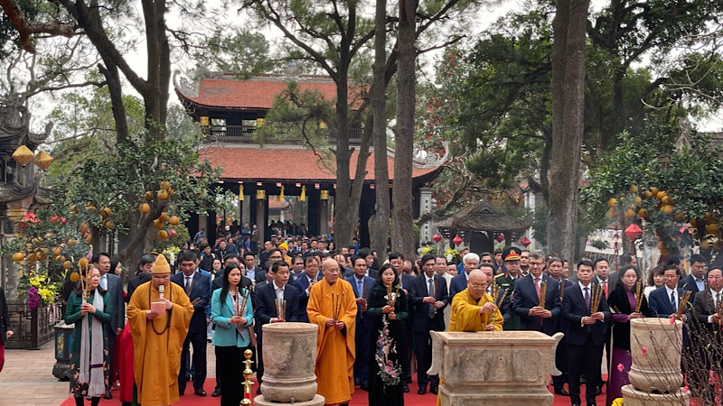 Các nhà sư và quan khách dâng hương tại chùa Côn Sơn.