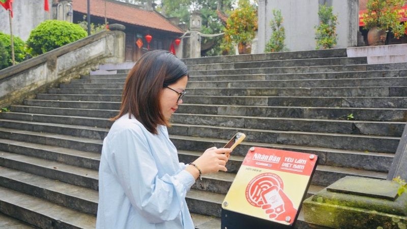 Du khách trải nghiệm tương tác với dự án 