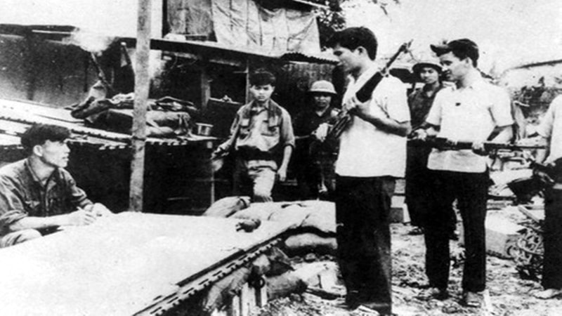 Quân giải phóng Bình Khê thu giữ vũ khí của địch. (Ảnh tư liệu: Trang thông tin Đảng bộ huyện Tây Sơn)