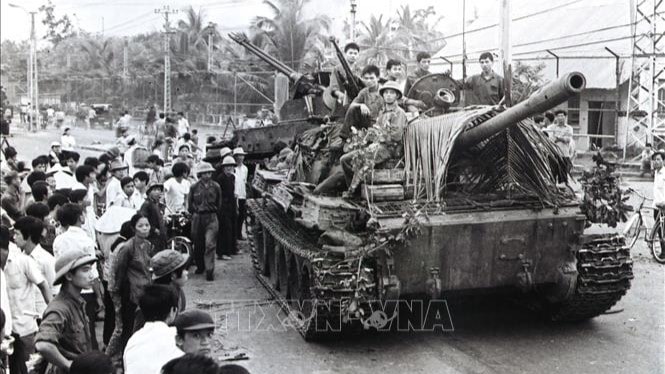 Xe tăng quân giải phóng tiến vào giải phóng Nha Trang (Khánh Hòa), ngày 2/4/1975. (Ảnh: Tư liệu TTXVN)