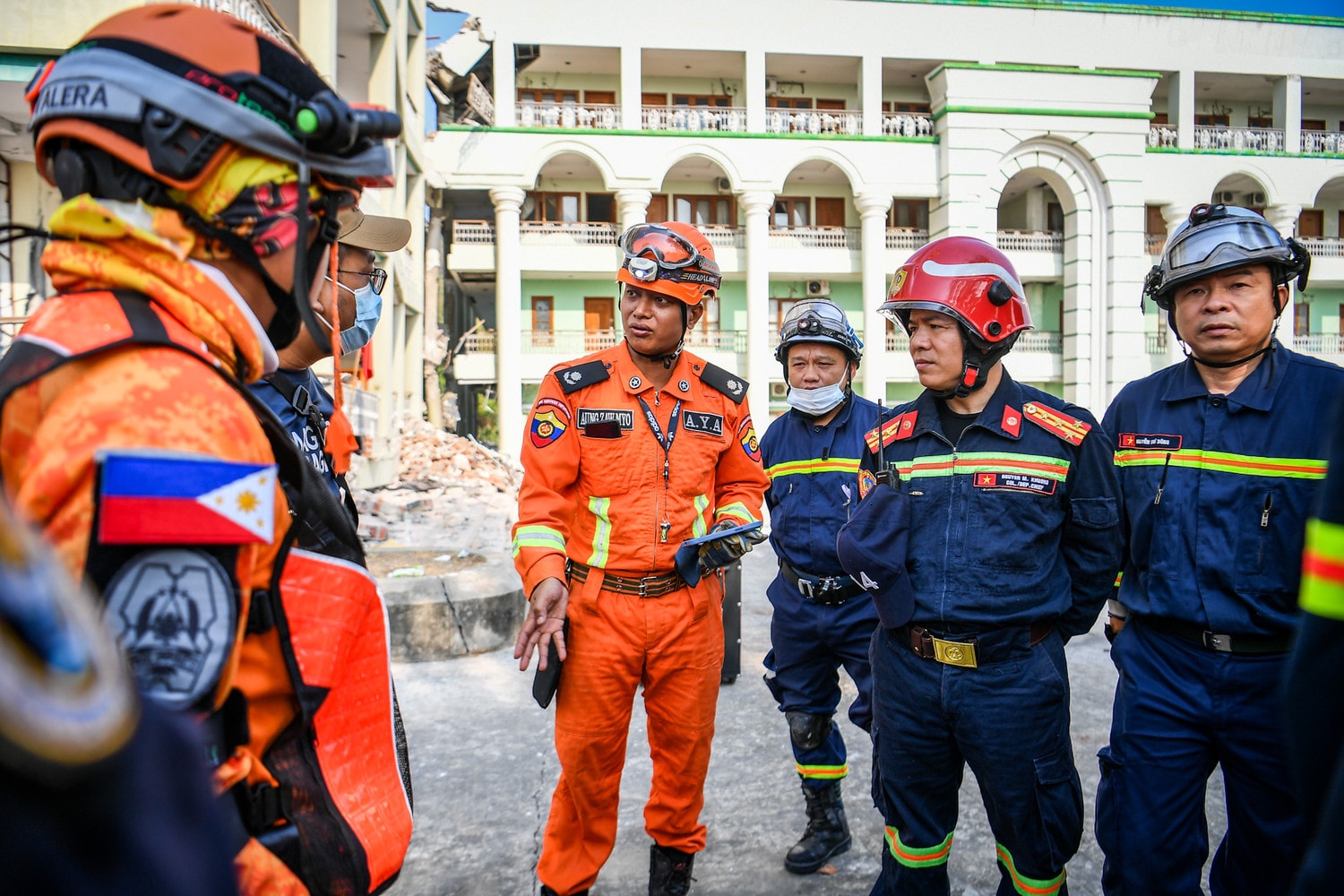 Ngay khi tới hiện trường, Đoàn công tác Bộ Công an họp bàn phương án phối hợp với các đoàn cứu nạn quốc tế.