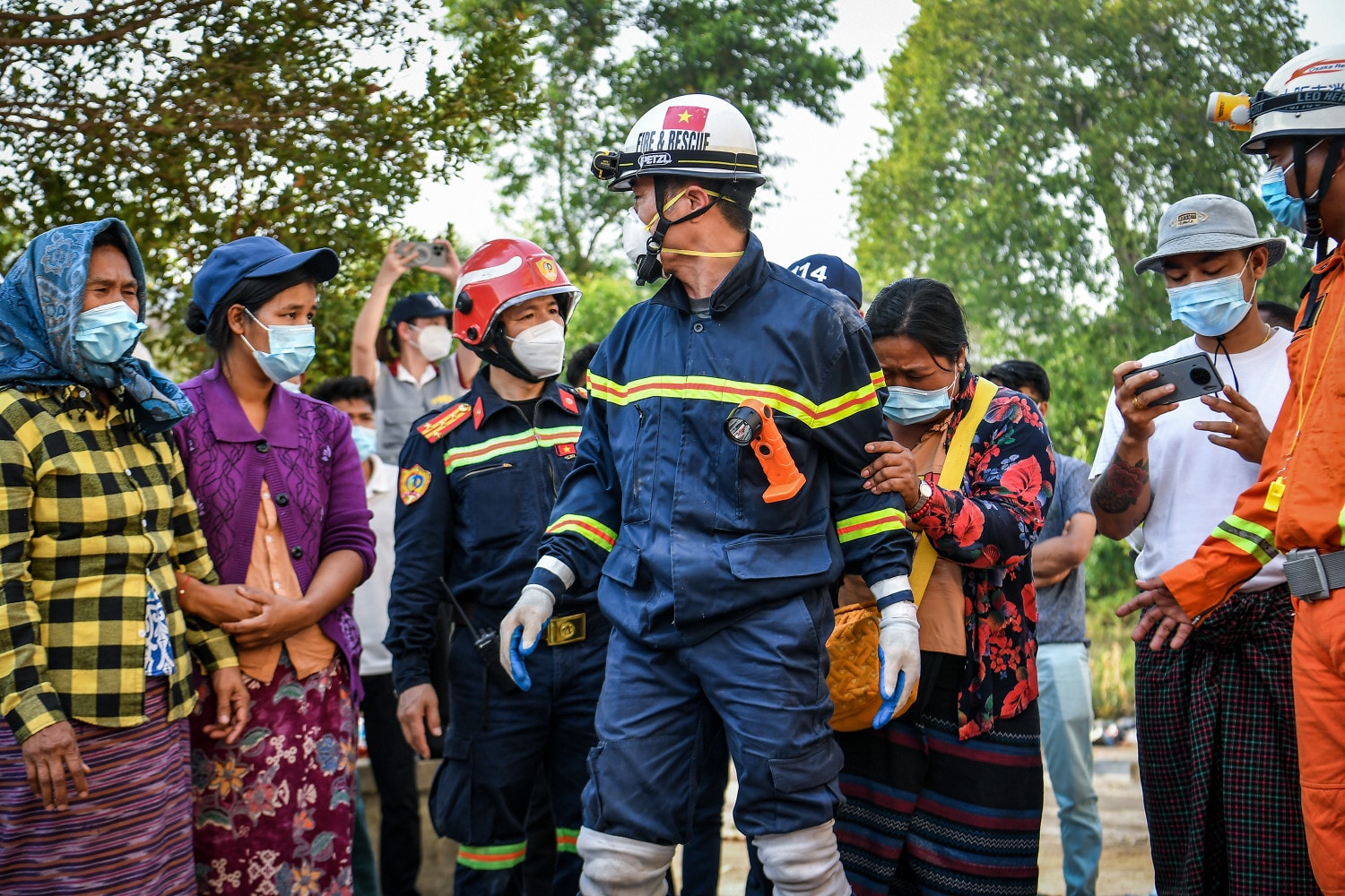 Người dân bày tỏ sự cảm ơn với các cán bộ, chiến sĩ đoàn Bộ Công an.