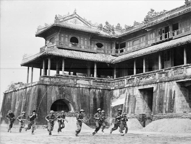 Quân giải phóng tiến vào cửa Ngọ Môn (Huế), sáng 26/3/1975.