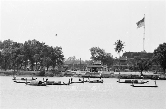 Cờ của Chính phủ cách mạng lâm thời tung bay trên cột cờ thành phố Huế. Ảnh: TTXVN