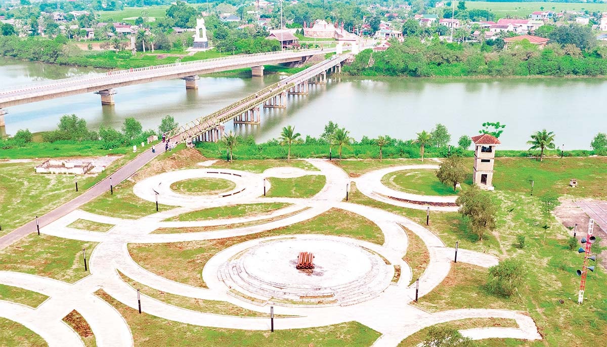 Cầu Hiền Lương-sông Bến Hải thuộc Di tích quốc gia đặc biệt Đôi bờ Hiền Lương-Bến Hải, tỉnh Quảng Trị. (Ảnh: THẾ ĐẠI)