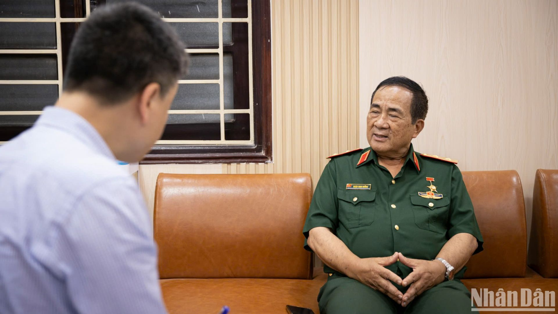Trung tướng Đoàn Sinh Hưởng, Anh hùng Lực lượng vũ trang nhân dân, nguyên Tư lệnh Binh chủng Tăng Thiết giáp, nguyên Tư lệnh Quân khu 4 chia sẻ về Chiến dịch Tây Nguyên tại trụ sở Báo Nhân Dân. (ẢNH: SƠN TÙNG)