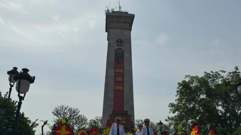 Lễ tưởng niệm liệt sĩ Nguyễn Văn Thưởng tại Đài tưởng niệm Nghĩa trang Liệt sĩ Yên Viên, Gia Lâm, Hà Nội.