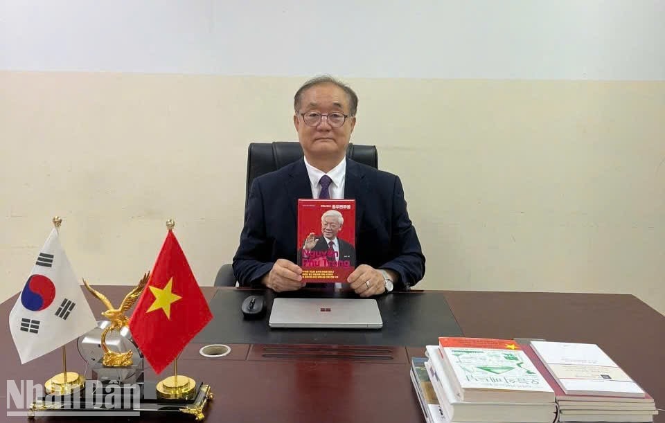 Với gần 40 năm gắn bó với đất nước, con người Việt Nam và sử dụng thành thạo tiếng Việt, Giáo sư Ahn Kyong-Hwan đã dịch nhiều tác phẩm nổi tiếng của Việt Nam sang tiếng Hàn Quốc.