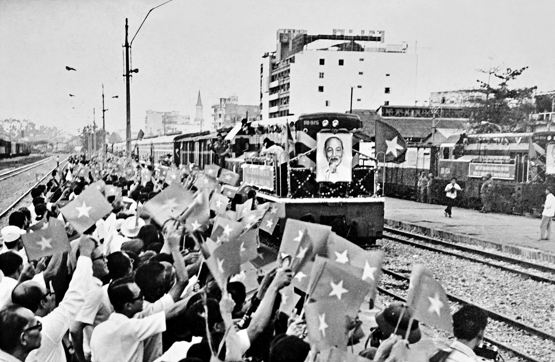 Ngày 31/1/1976, đoàn tàu đầu tiên mang tên “Đoàn tàu Thống Nhất” vượt qua đèo Hải Vân, tới ga Thành phố Hồ Chí Minh. (Ảnh TRẦN SƠN).