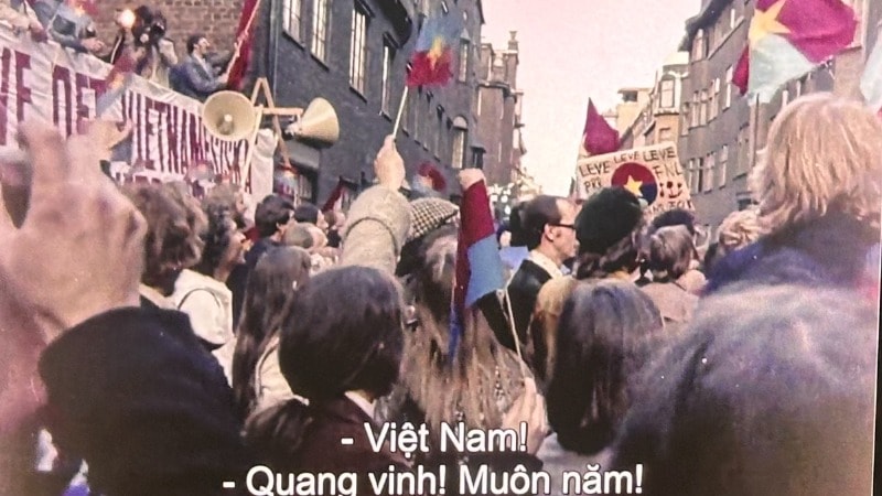 Hình ảnh người dân Thụy Điển xuống đường hô vang khẩu hiệu “Việt Nam – Quang vinh! Muôn năm!” trong phim tài liệu “Chiến thắng của Việt Nam”. (Ảnh: Kim Lĩnh)