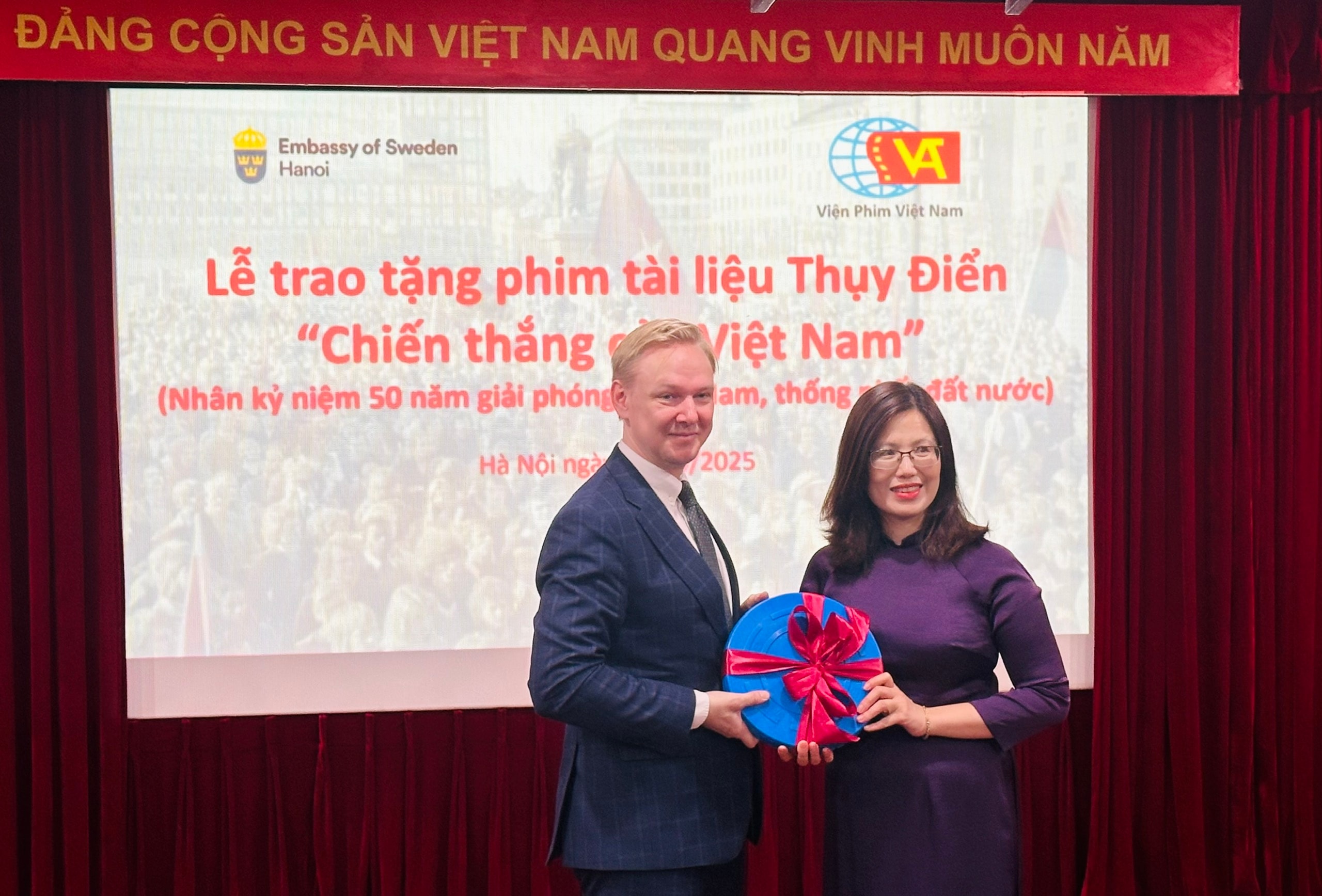 Thụy Điển trao tặng Việt Nam bộ phim tài liệu về ngày 30/4/1975 ảnh 1