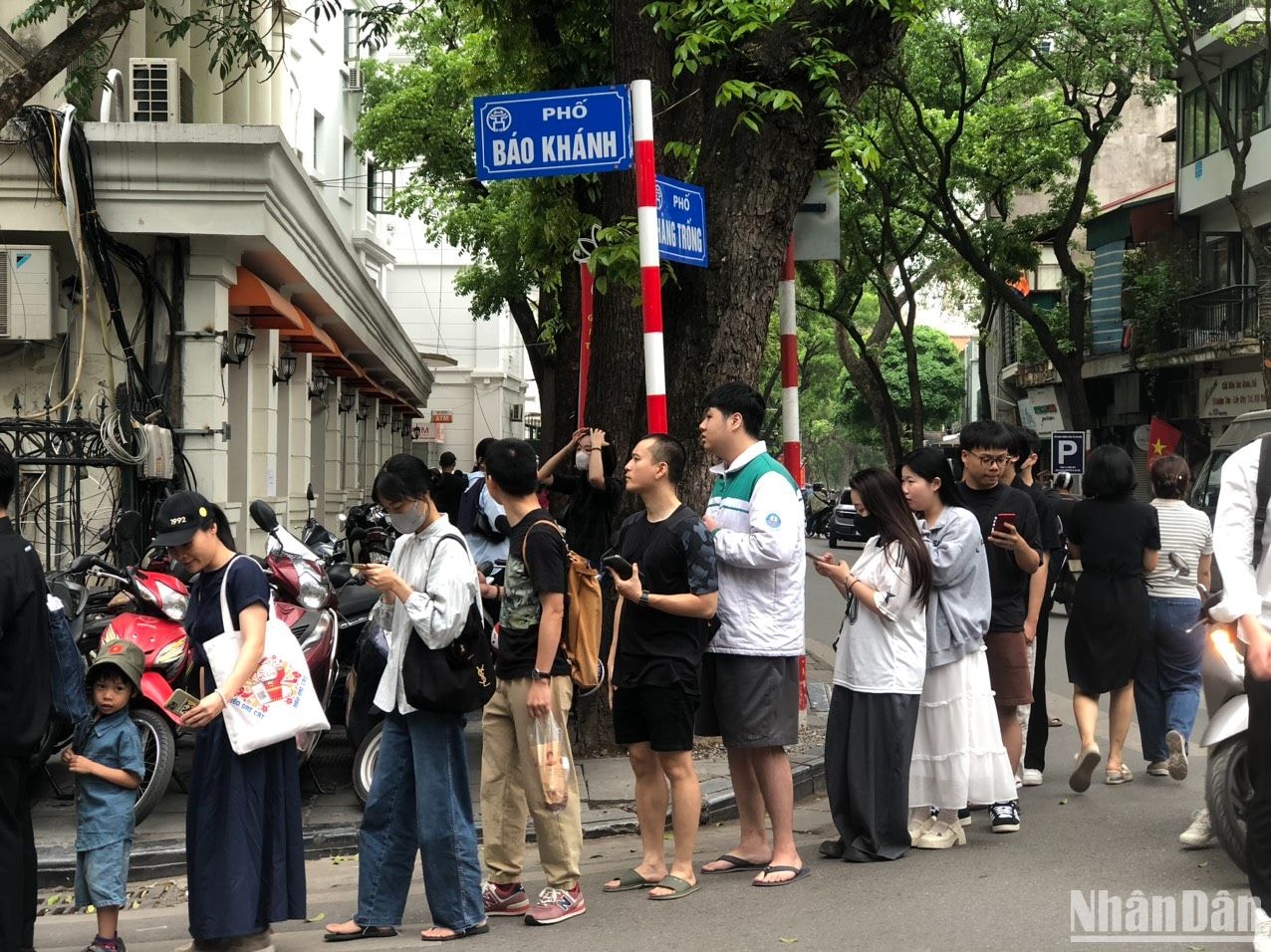 Buổi sinh hoạt chi bộ đặc biệt tại khuôn viên Báo Nhân Dân những ngày tháng 4 lịch sử ảnh 3