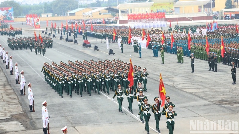 Các cán bộ, chiến sĩ lực lượng vũ trang tham gia tổng hợp luyện cho Đại lễ 30/4. (Ảnh: THIÊN VƯƠNG) 