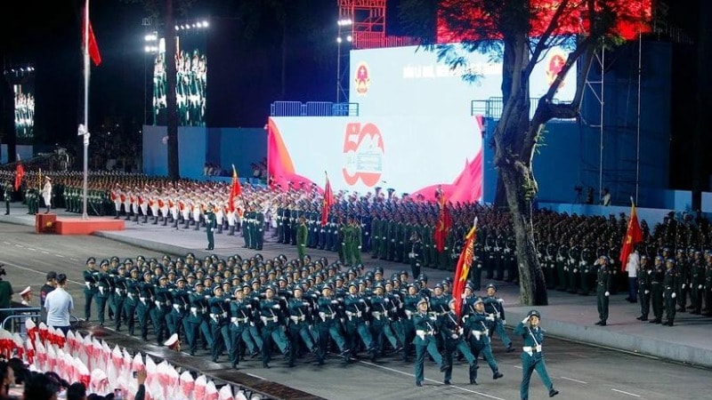 Các khối của Lực lượng Quân đội nhân dân tham gia sơ duyệt lễ diễu binh, diễu hành kỷ niệm 50 năm Ngày Giải phóng miền Nam thống nhất đất nước. (Ảnh: Thanh Vũ/TTXVN)