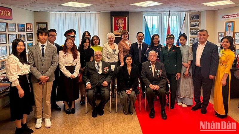 Tổng Lãnh sự Việt Nam tại Ekaterinburg Nguyễn Mai Hường và các đại biểu chụp ảnh lưu niệm.