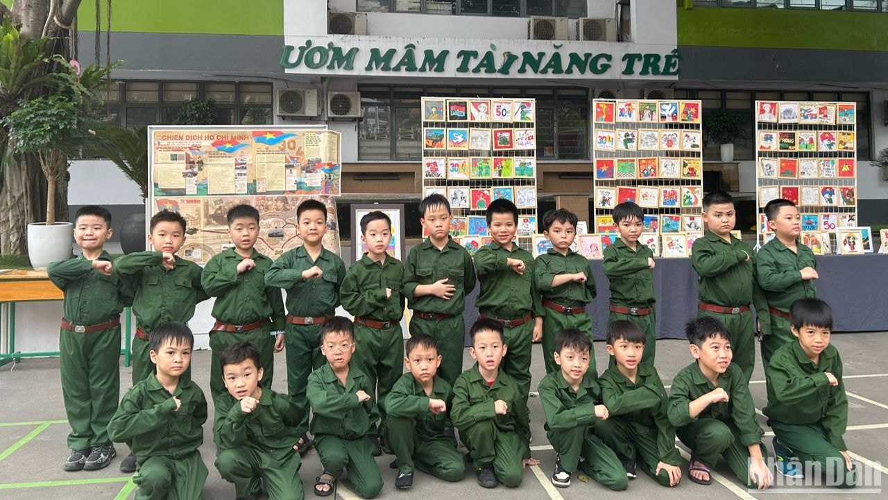 Buổi chào cờ đặc biệt với phụ san 30/4 của Báo Nhân Dân ảnh 4