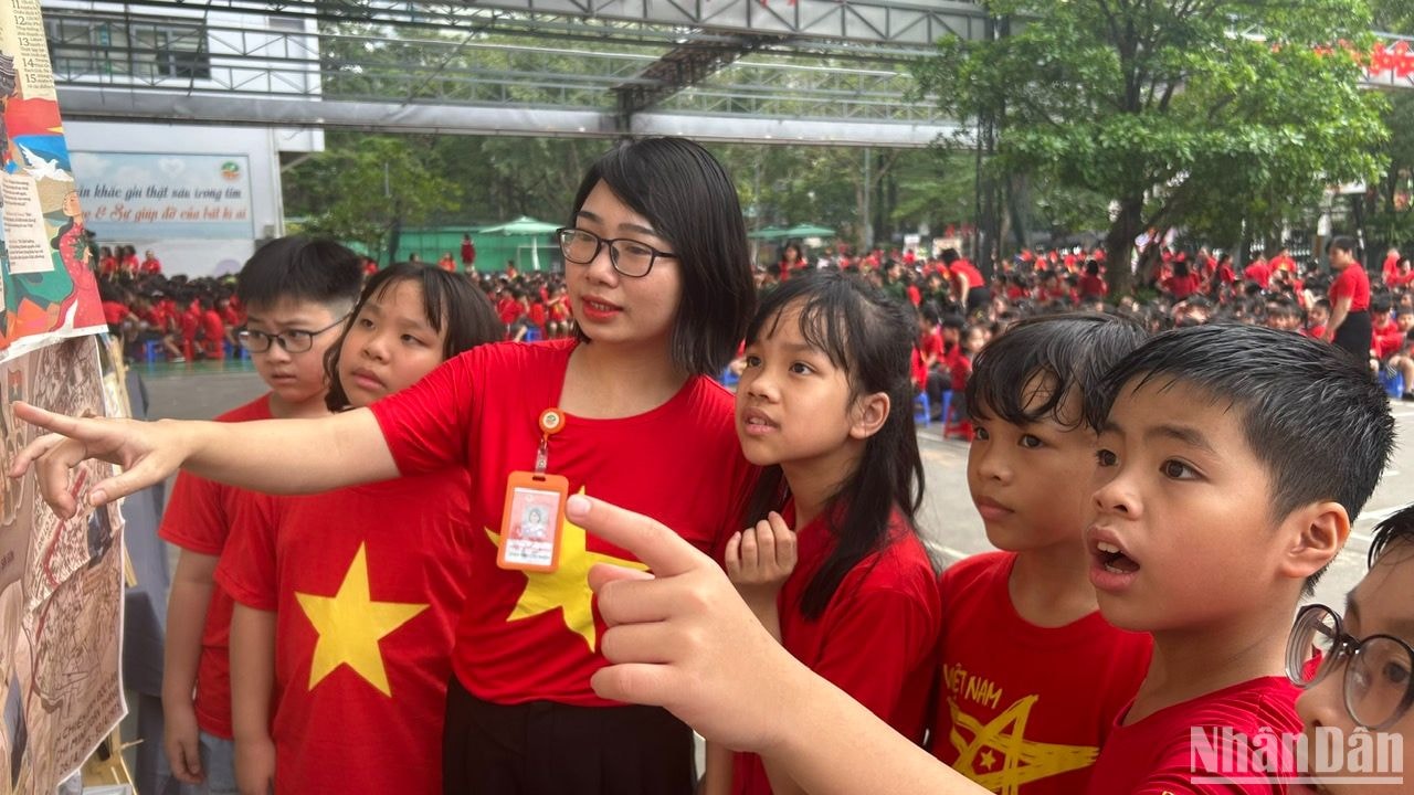 Buổi chào cờ đặc biệt với phụ san 30/4 của Báo Nhân Dân ảnh 2
