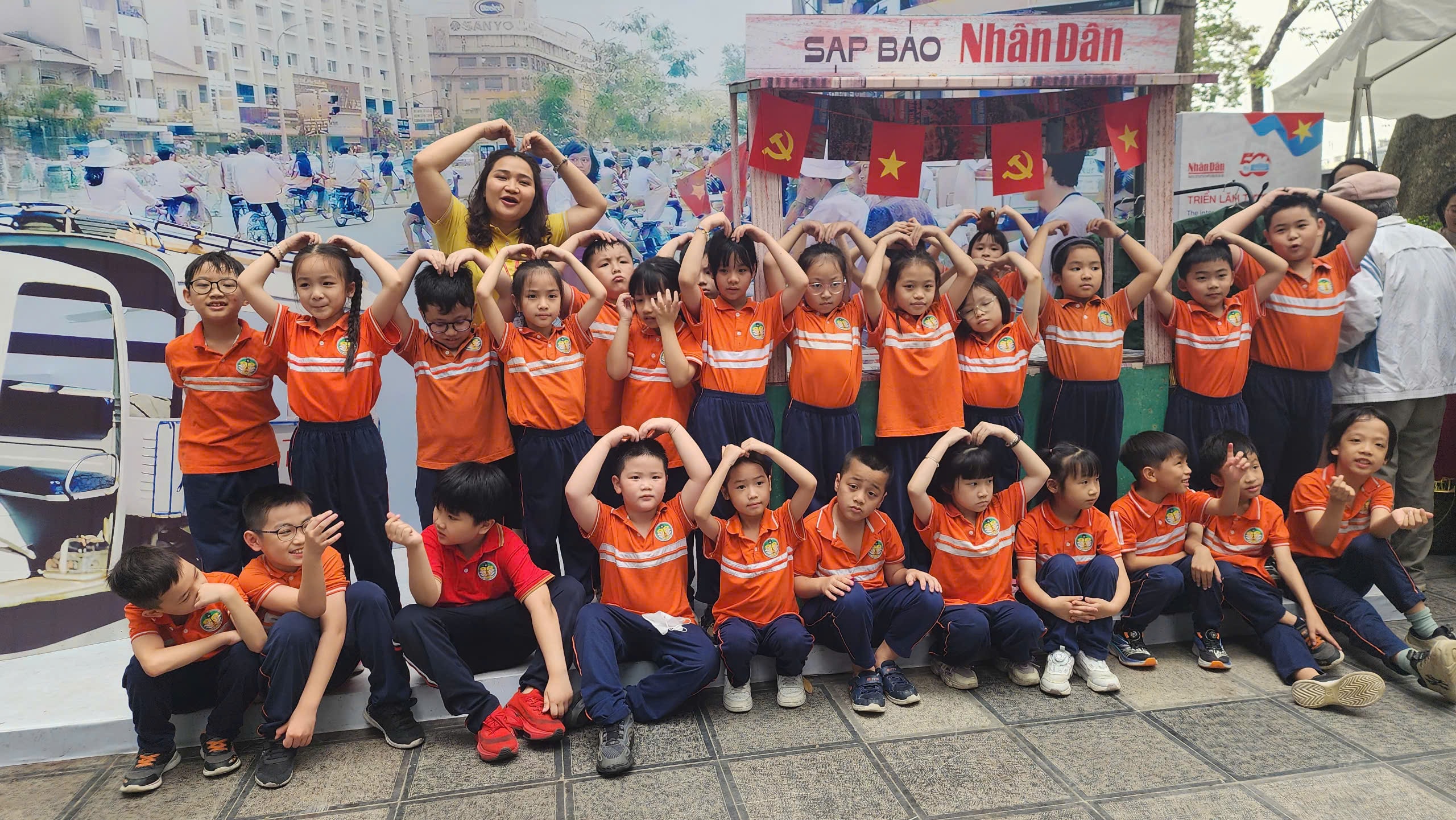 Kết nối các thế hệ từ Triển lãm tương tác kỷ niệm 50 năm Ngày Giải phóng miền nam, thống nhất đất nước ảnh 2