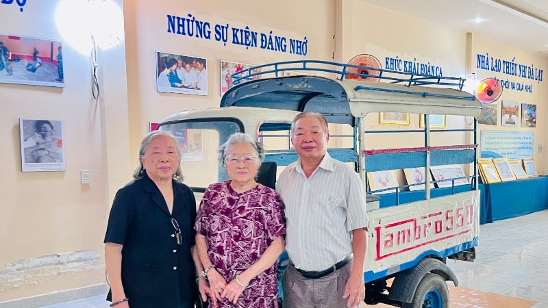 Anh hùng LLVTND Ngô Tùng Chinh cùng hai chị ruột trong Nhà truyền thống về Lực lượng Biệt động Sài Gòn-Gia Định.