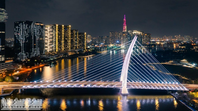 Cầu Ba Son được thắp sáng chào mừng dịp đại lễ kỷ niệm 50 năm Ngày Giải phóng miền nam.