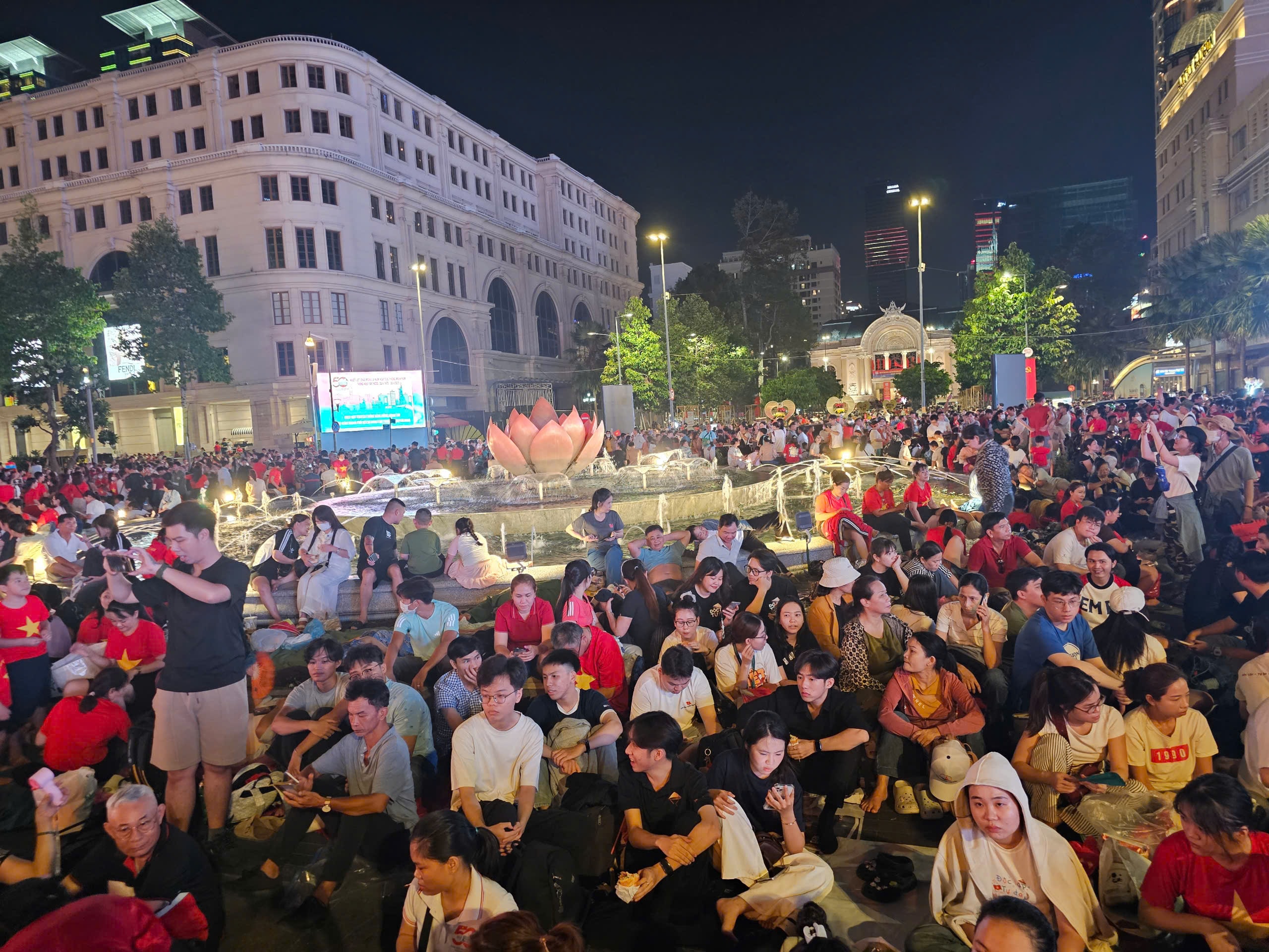 [Ảnh] Thành phố Hồ Chí Minh: Người dân sẵn sàng “trắng đêm” chờ xem diễu binh ảnh 2