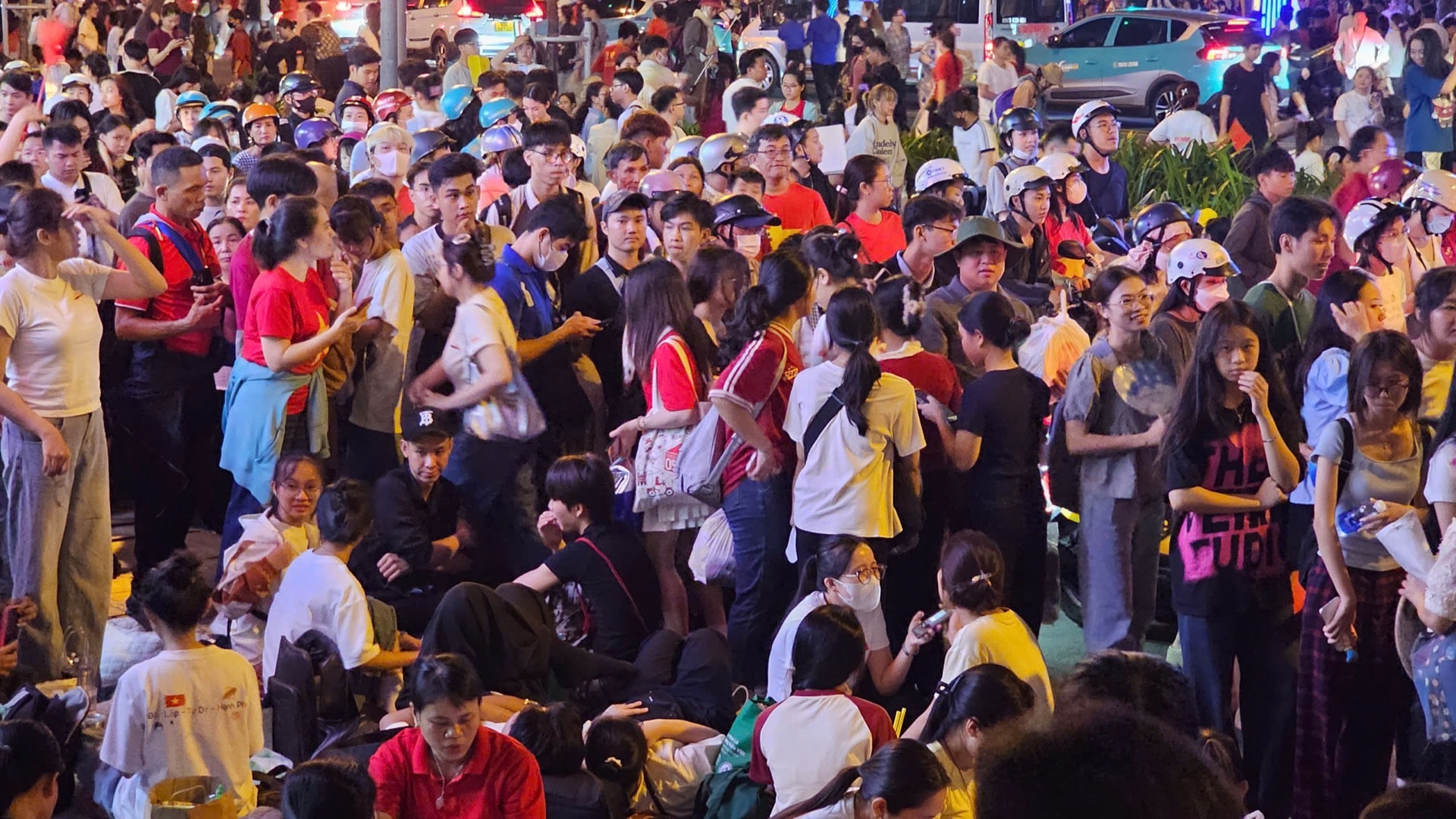 [Ảnh] Thành phố Hồ Chí Minh: Người dân sẵn sàng “trắng đêm” chờ xem diễu binh ảnh 1