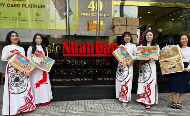 Báo Nhân Dân in thêm số lượng lớn phụ san phục vụ miễn phí cho độc giả cả nước ảnh 2