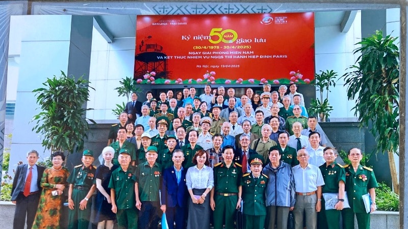 Các cựu chiến binh Ban liên hợp Quân sự - Trại Davis tham gia buổi giao lưu.