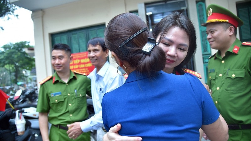 Cái ôm của chị Thủy với cán bộ công an thay lời cảm ơn không cất nổi thành lời.