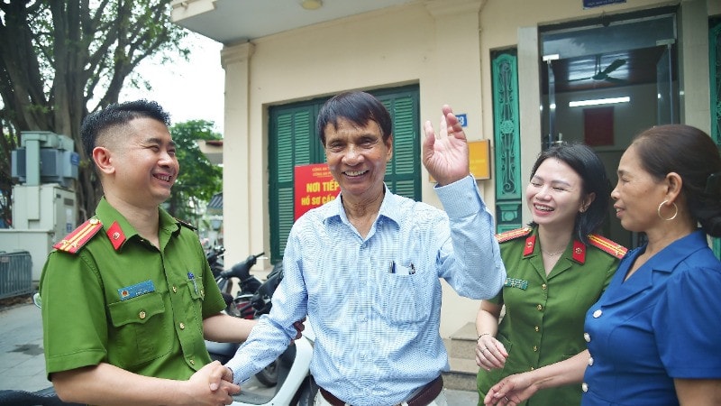 Nụ cười hạnh phúc của ông Nghiêm sau 57 năm thất lạc con gái.