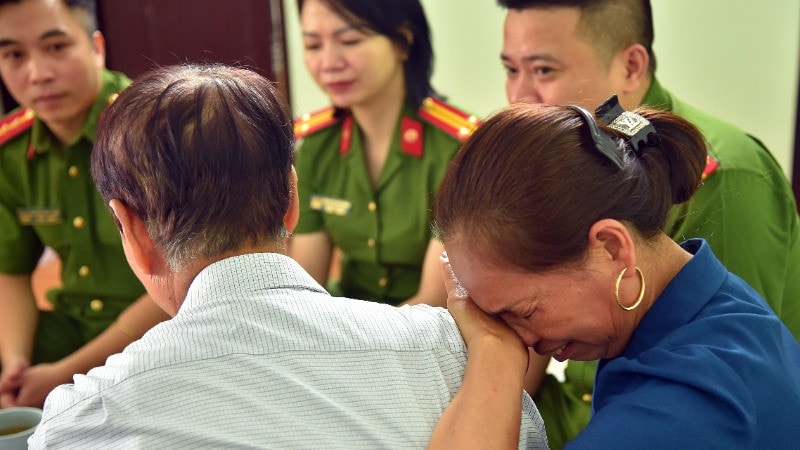 Những giọt nước mắt nghẹn ngào của người con tìm lại được cha sau gần 6 thập kỷ.