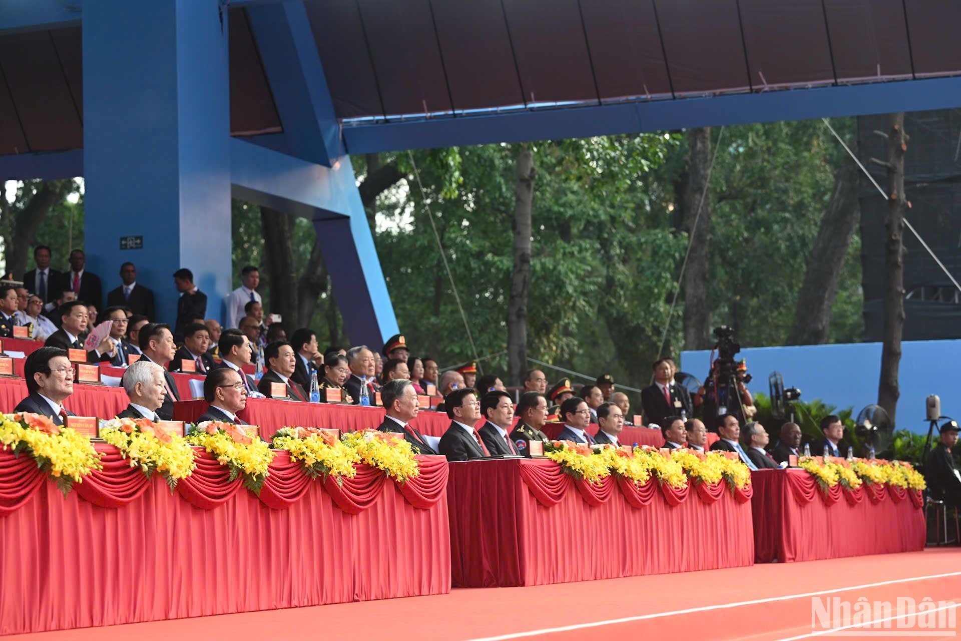 Các đồng chí lãnh đạo, nguyên lãnh đạo Đảng và Nhà nước, đại biểu đến dự Lễ kỷ niệm 50 năm Ngày Giải phóng miền nam, thống nhất đất nước ảnh 1