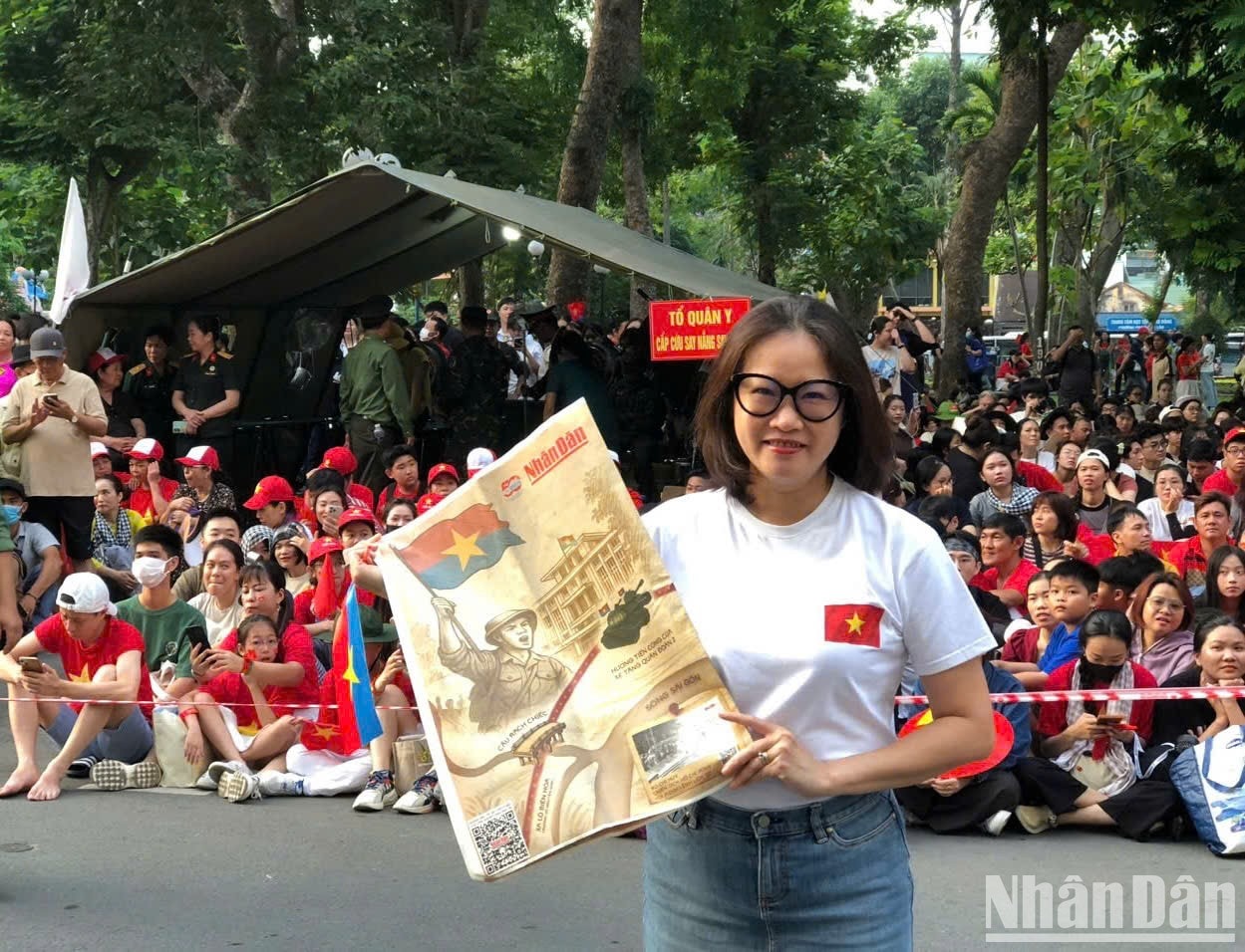 Người dân hòa cùng những giai điệu về Tổ quốc trong Lễ kỷ niệm 50 năm Ngày Giải phóng miền nam, thống nhất đất nước ảnh 4