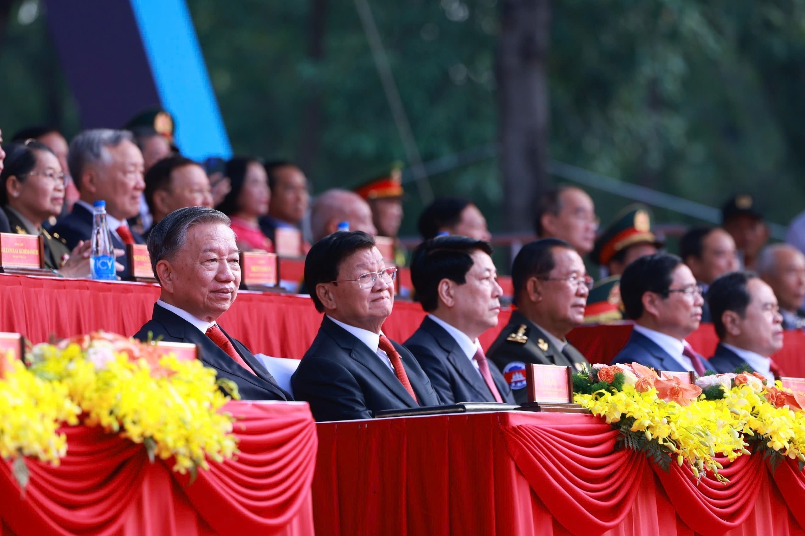 Các đồng chí lãnh đạo, nguyên lãnh đạo Đảng và Nhà nước, đại biểu đến dự Lễ kỷ niệm 50 năm Ngày Giải phóng miền nam, thống nhất đất nước ảnh 2