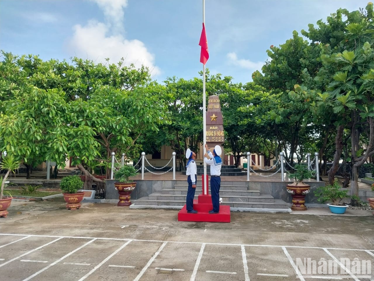 [Ảnh] Linh thiêng lễ chào cờ tại những cột mốc đặc biệt của Tổ quốc ngày Thống nhất ảnh 7