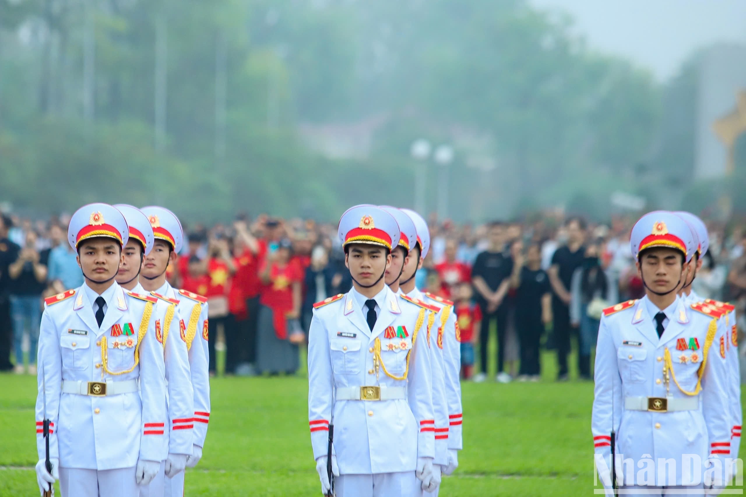 [Ảnh] Linh thiêng lễ chào cờ tại những cột mốc đặc biệt của Tổ quốc ngày Thống nhất ảnh 2
