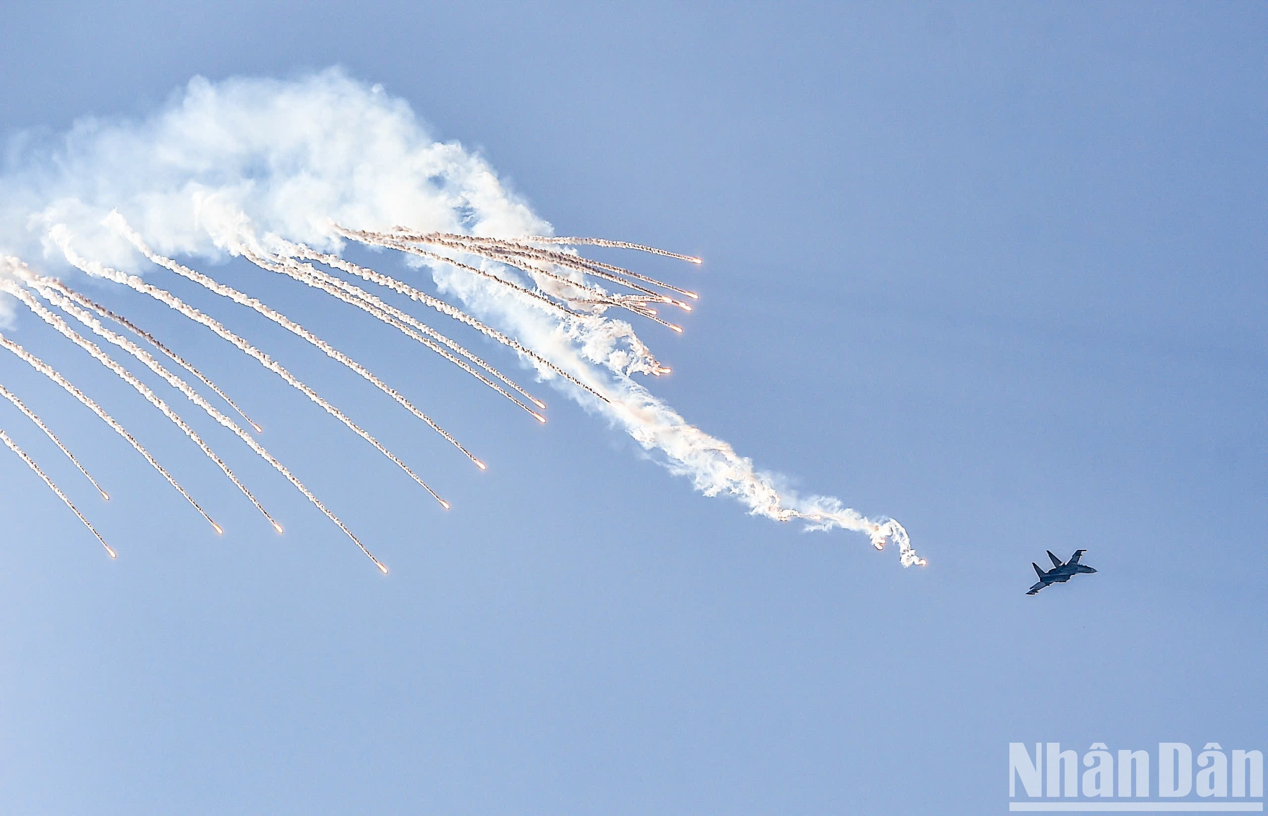 Khoảnh khắc Su-30MK2 thả đạn nhiễu trên bầu trời Thành phố Hồ Chí Minh ảnh 2