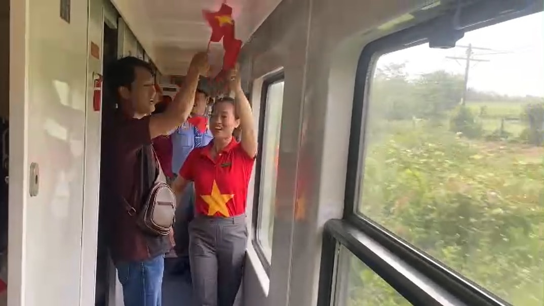 Du khách và nhân viên trên tàu hát bài