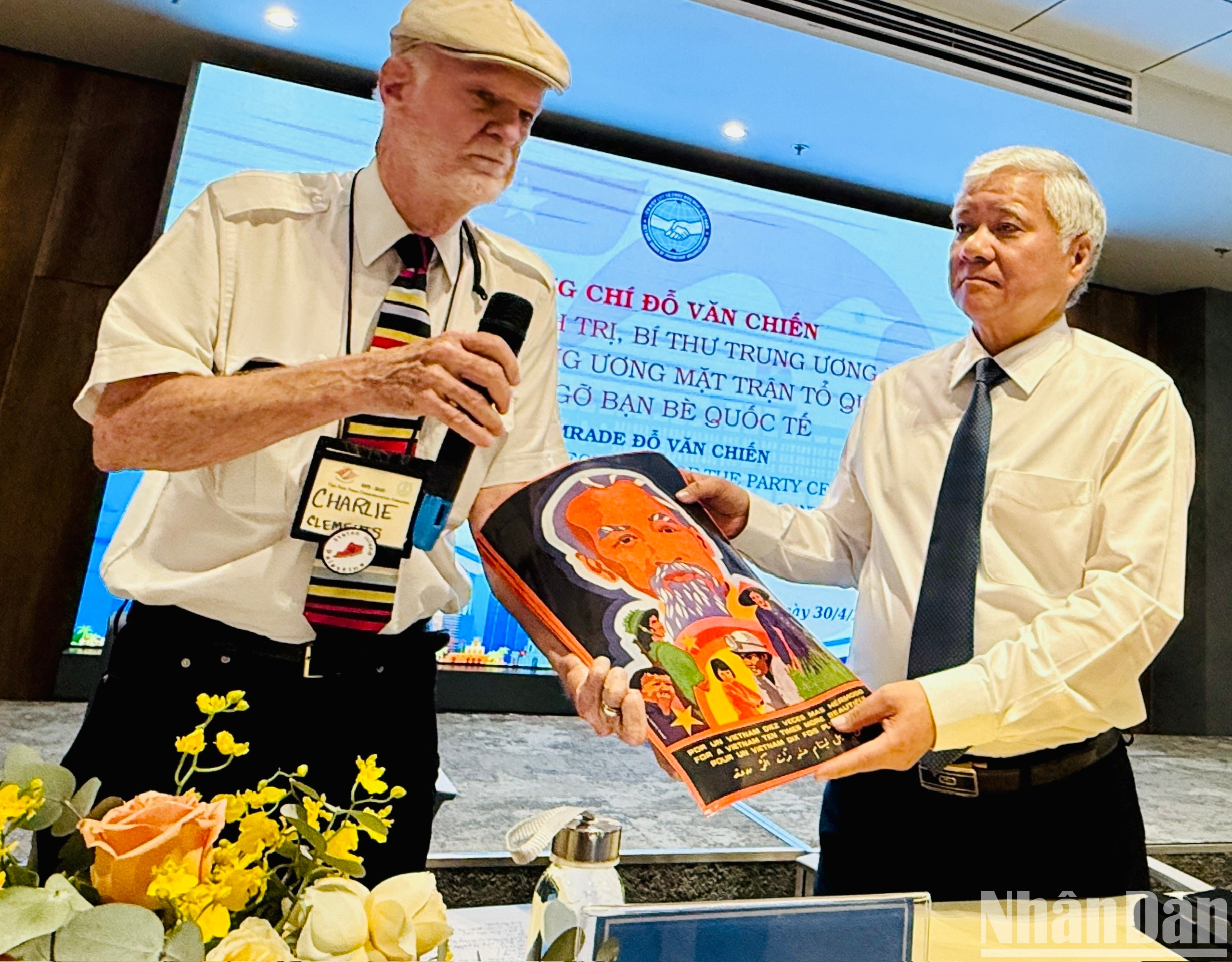 Ông Charles Leslie Clements tặng bức tranh vẽ về Chủ tịch Hồ Chí Minh cho đồng chí Đỗ Văn Chiến.
