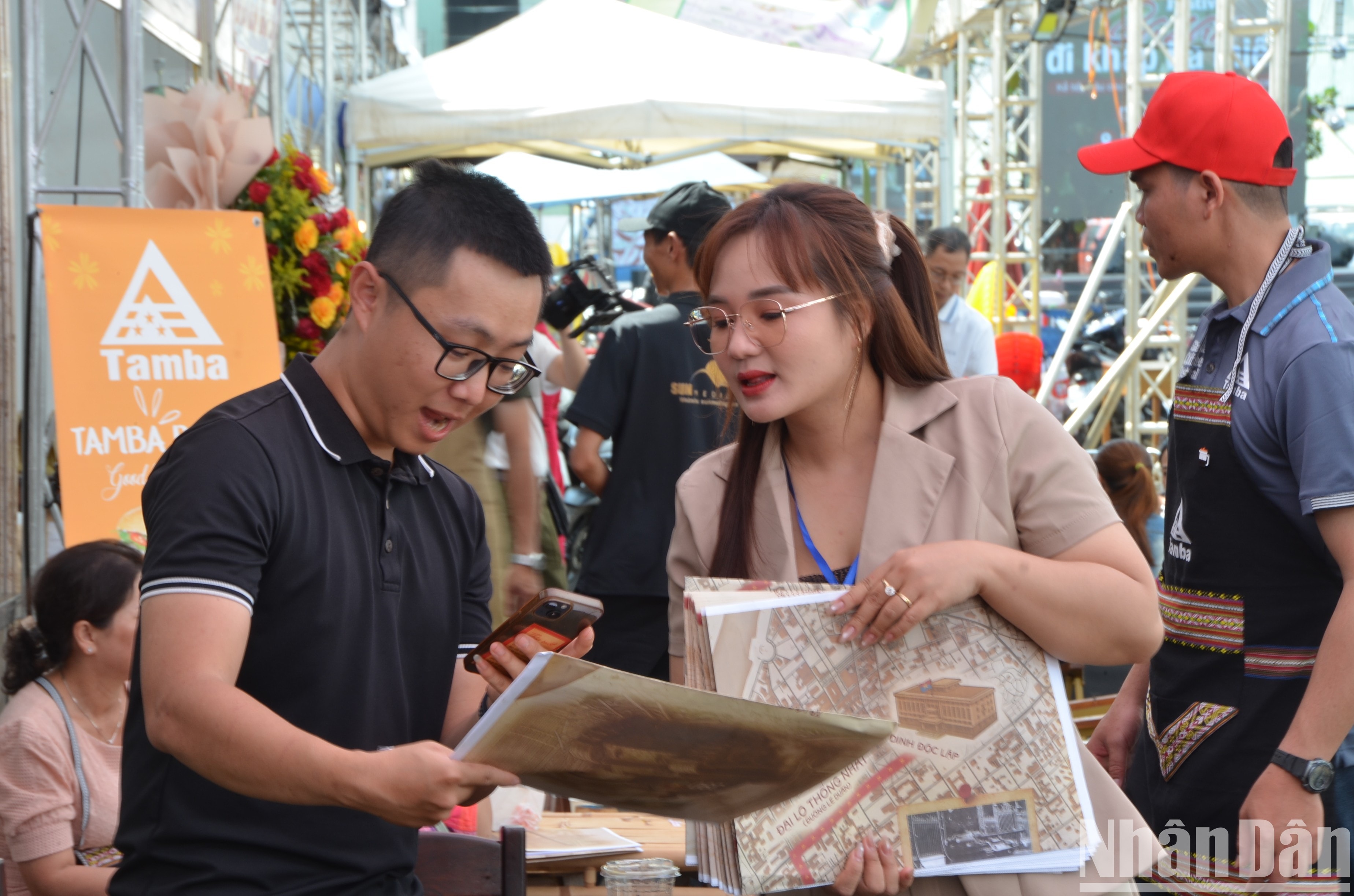 Gia Lai: Phụ san đặc biệt của Báo Nhân Dân thu hút sự quan tâm của độc giả ảnh 2