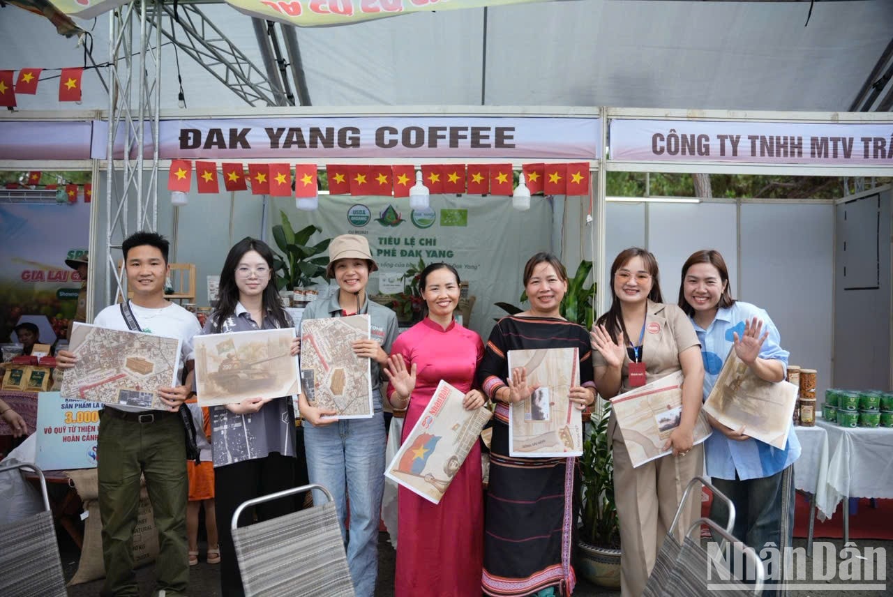 Gia Lai: Phụ san đặc biệt của Báo Nhân Dân thu hút sự quan tâm của độc giả ảnh 5