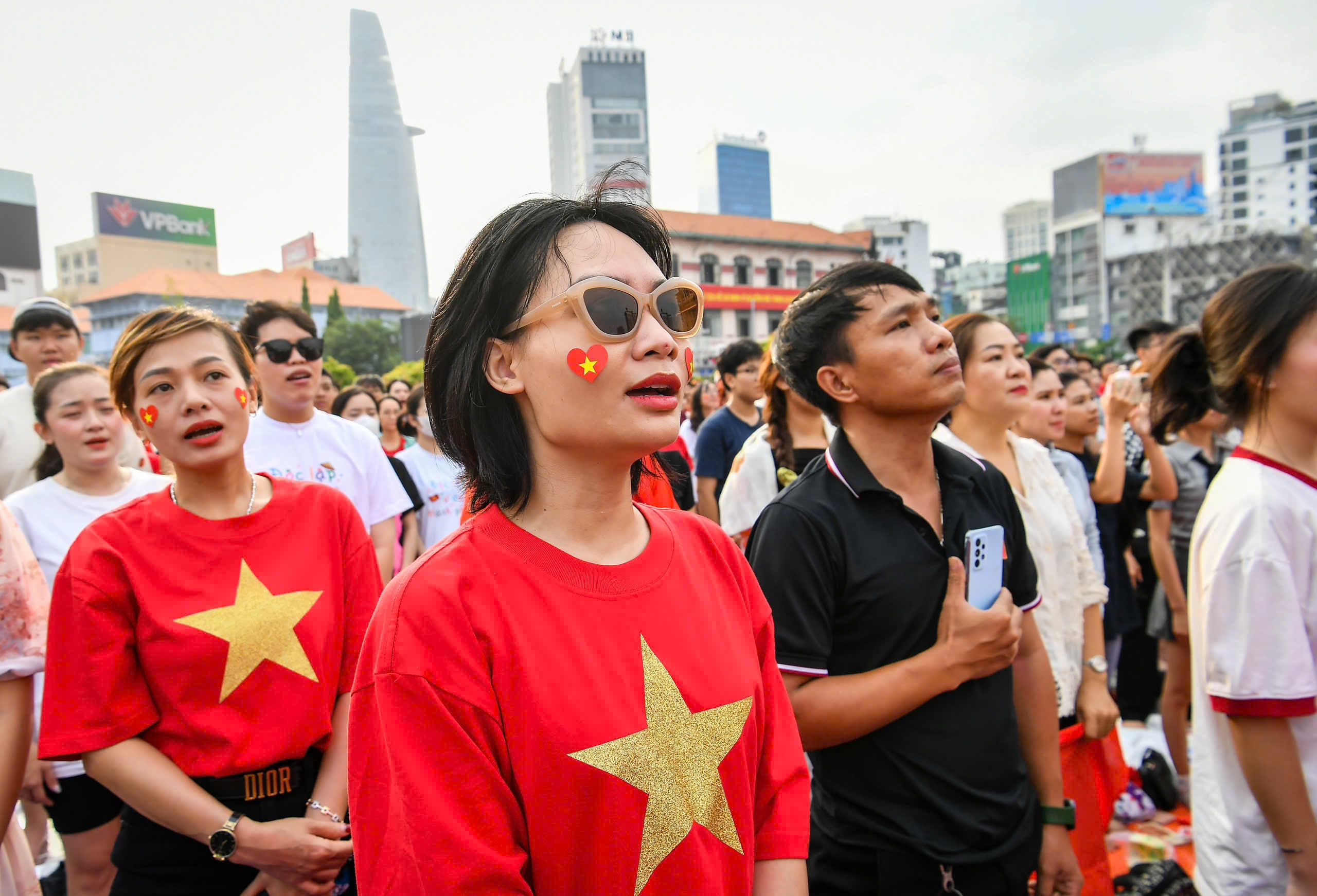 Người dân hòa cùng những giai điệu về Tổ quốc trong Lễ kỷ niệm 50 năm Ngày Giải phóng miền nam, thống nhất đất nước ảnh 1