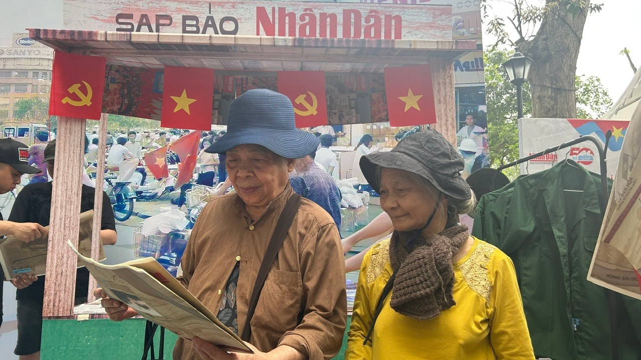 [Ảnh] Hàng nghìn người xếp hàng nhận phụ san 30/4 của Báo Nhân Dân trong ngày đặc biệt ảnh 7